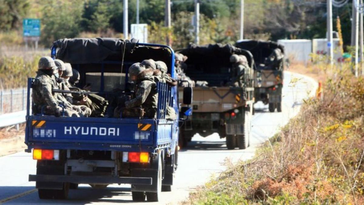 Trucks carrying South Korean soldiers return to their barracks last Wednesday, in this photo taken in the eastern county of Goseong as an operation to capture a North Korean man crossing into South Korea in a possible defection was completed. (Yonhap)