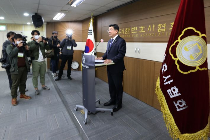 Lee Chan-hee, the president of the Korean Bar Association and a member of the seven-member committee entrusted to nominate candidates for the inaugural leadership of the Corruption Investigation Office for High-ranking Officials, announces his nominations at the association's headquarters in Seoul on Monday. (Yonhap)