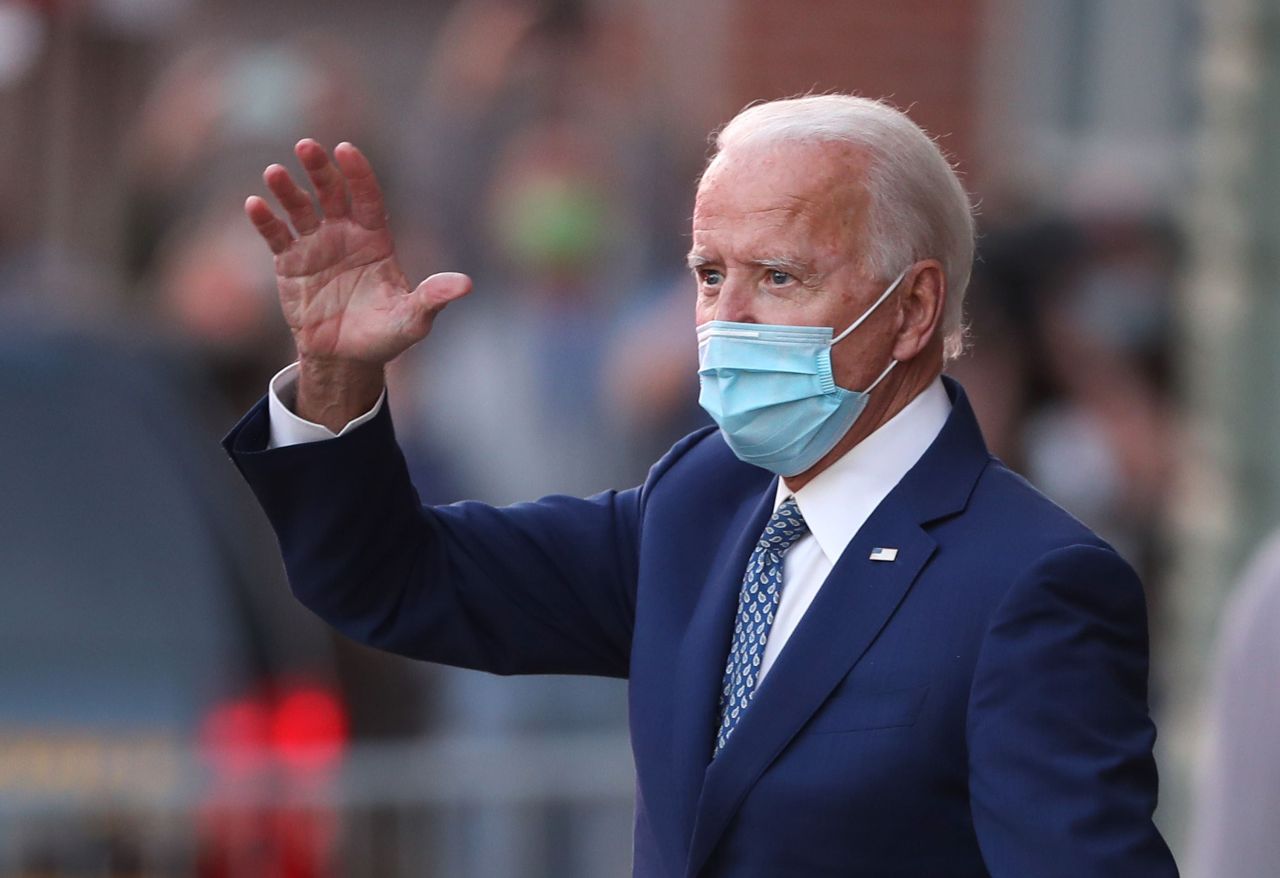 President-elect Joe Biden waves to supporters as he leaves the Queen theater after receiving a briefing from the transition COVID-19 advisory board on Monday in Wilmington, Delaware. Mr. Biden addressed the media earlier in the day about his response to the COVID-19 pandemic. (AFP-Yonhap)