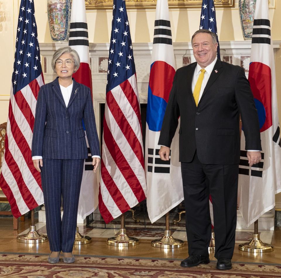 South Korean Foreign Minister Kang Kyung-wha (left) poses with US Secretary of State Mike Pompeo at the State Department in Washington on Monday. (Ministry of Foreign Affairs)