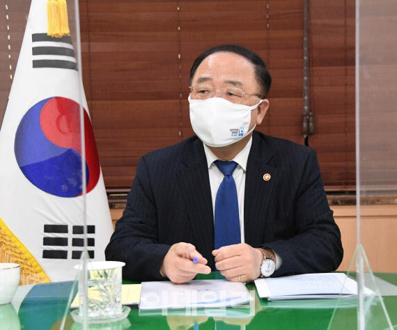 Finance Minister Hong Nam-ki holds a closed-door meeting with related ministers and high-ranking government officials to discuss how to resolve housing issues on Wednesday in Seoul. (MOEF)