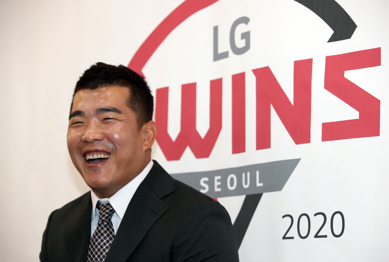 Former LG Twins second baseman Jeong Keun-woo smiles during his retirement press conference at Jamsil Baseball Stadium in Seoul on Wednesday. (Yonhap)