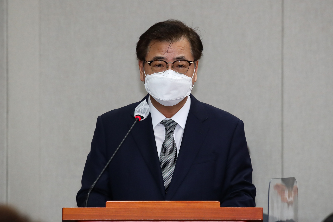 This file photo shows Suh Hoon, director of national security at Cheong Wa Dae, speaking at the National Assembly on Nov. 4. (Yonhap)