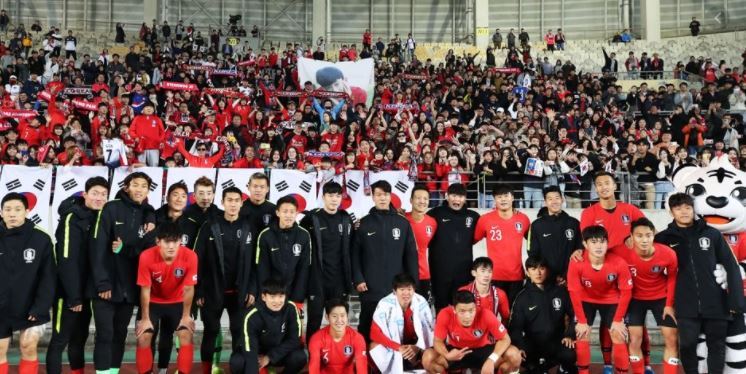 South Korean players pose for photos in front of fans following their 8-0 victory over Sri Lanka in the teams' Group H match in the second round of the Asian qualification for the 2022 FIFA World Cup at Hwaseong Sports Complex Main Stadium in Hwaseong, Gyeonggi Province. (Yonhap)