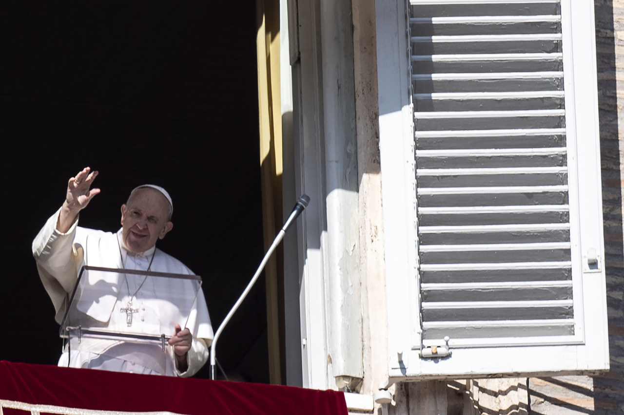 Pope Francis address pilgrims gathered in St Peter's square during his Sunday Angelus prayer on November 8, 2020, at the Vatican. (AFP-Yonhap)