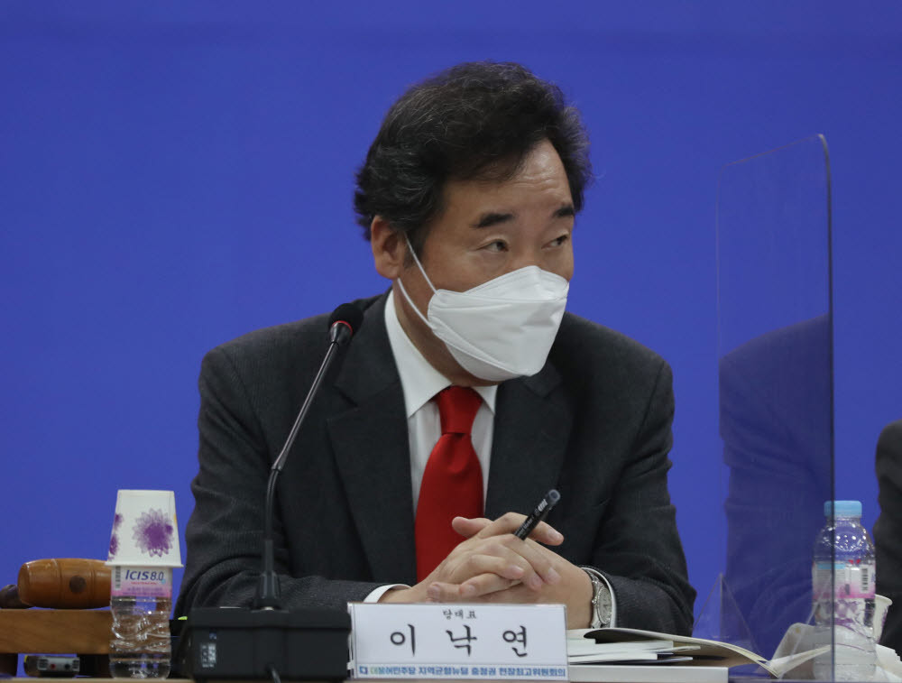 Rep. Lee Nak-yon, the chairman of the ruling Democratic Party (Yonhap)