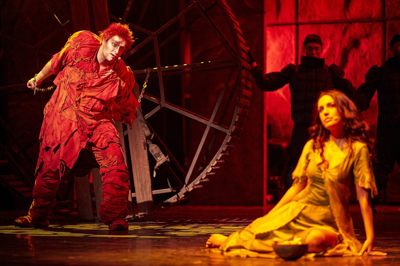 Angelo del Vecchio, who plays the role of Quasimodo sings “A Boire” to Esmeralda on stage. (Mast Entertainment)