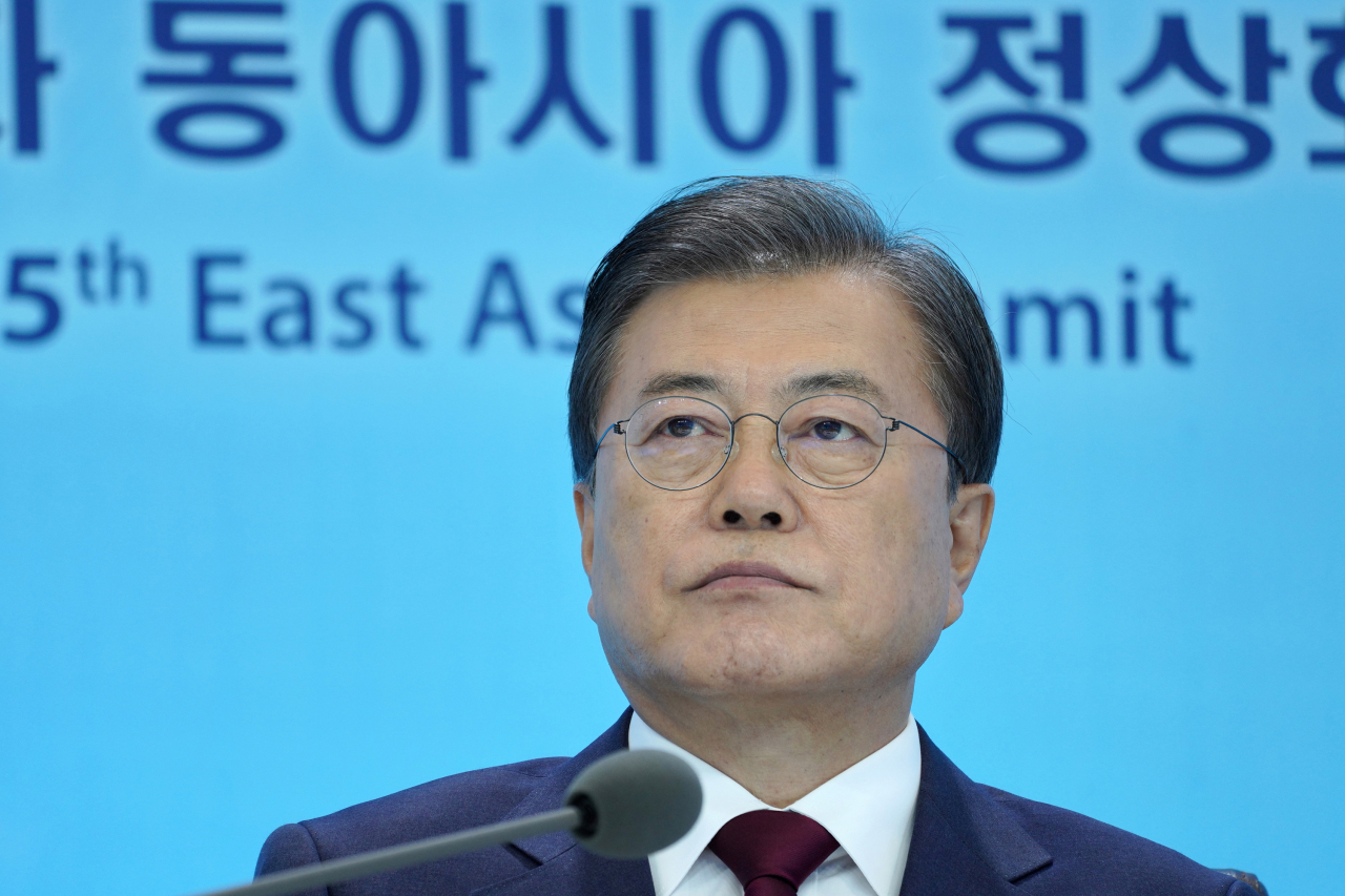 This file photo shows South Korean President Moon Jae-in attending an East Asia Summit (EAS) session, held via video links, at Cheong Wa Dae in Seoul on Saturday. (Yonhap)