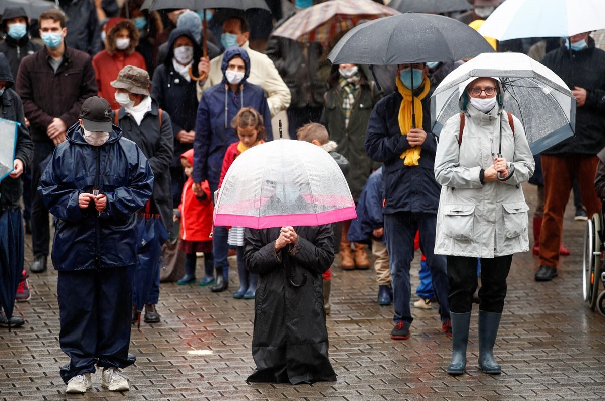 Parishioners wearing protective face masks pray at Graslin square during an open air mass in Nantes, as public masses are suspended during the second national lockdown as part of the measures to fight a second wave of the coronavirus disease (COVID-19), in France. (Reuters-Yonhap)