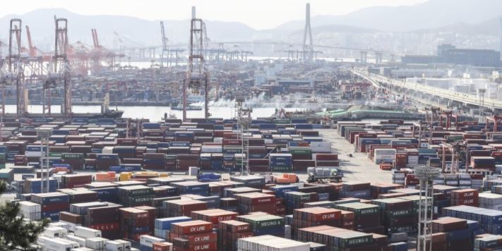 Stacks of cargo containers at South Korea's largest seaport in Busan, 450 kilometers southeast of Seoul. (Yonhap)