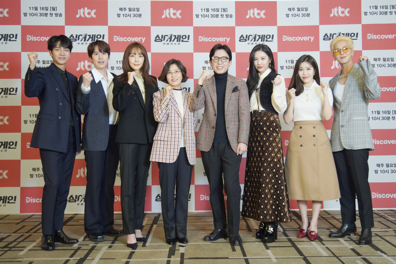 Host Lee Seung-gi and the judges of JTBC’s “Sing Again” pose for photos before an online press conference on Monday. (JTBC)