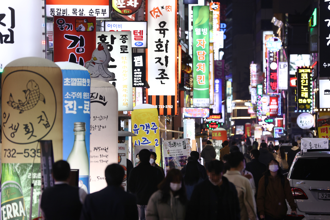 A street in Seoul's central Jongno district is crowded with people on Monday, amid concerns about the spread of the new coronavirus. (Yonhap)