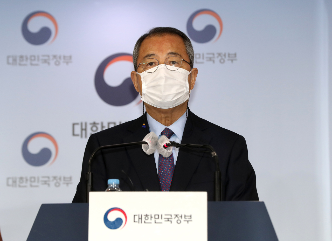 Kim Soo-sam, head of the committee reviewing plans for expanding the Gimhae International Airport, announces the committee`s findings on Tuesday. (Yonhap)