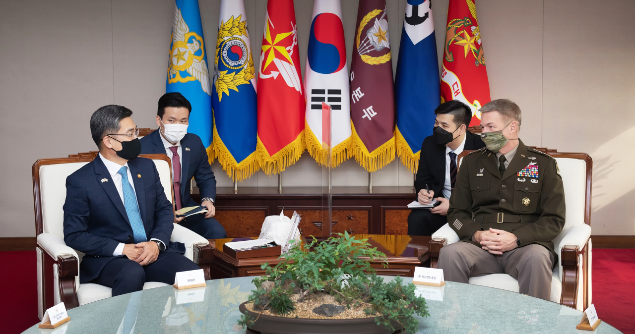 Defense Minister Suh Wook (left) and US Army Chief of Staff Gen. James C. McConville meet to discuss strengthening alliance and cooperation at the Defense Ministry’s headquarters in Seoul, Nov. 17, 2020. (Ministry of National Defense)