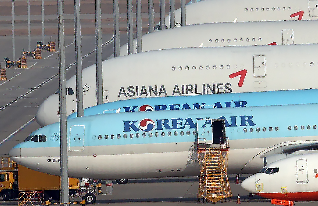 Planes of South Korea's top flag carrier Korean Air Lines and No. 2 carrier Asiana Airlines are parked at Incheon International Airport, west of Seoul, on Monday. (Yonhap)