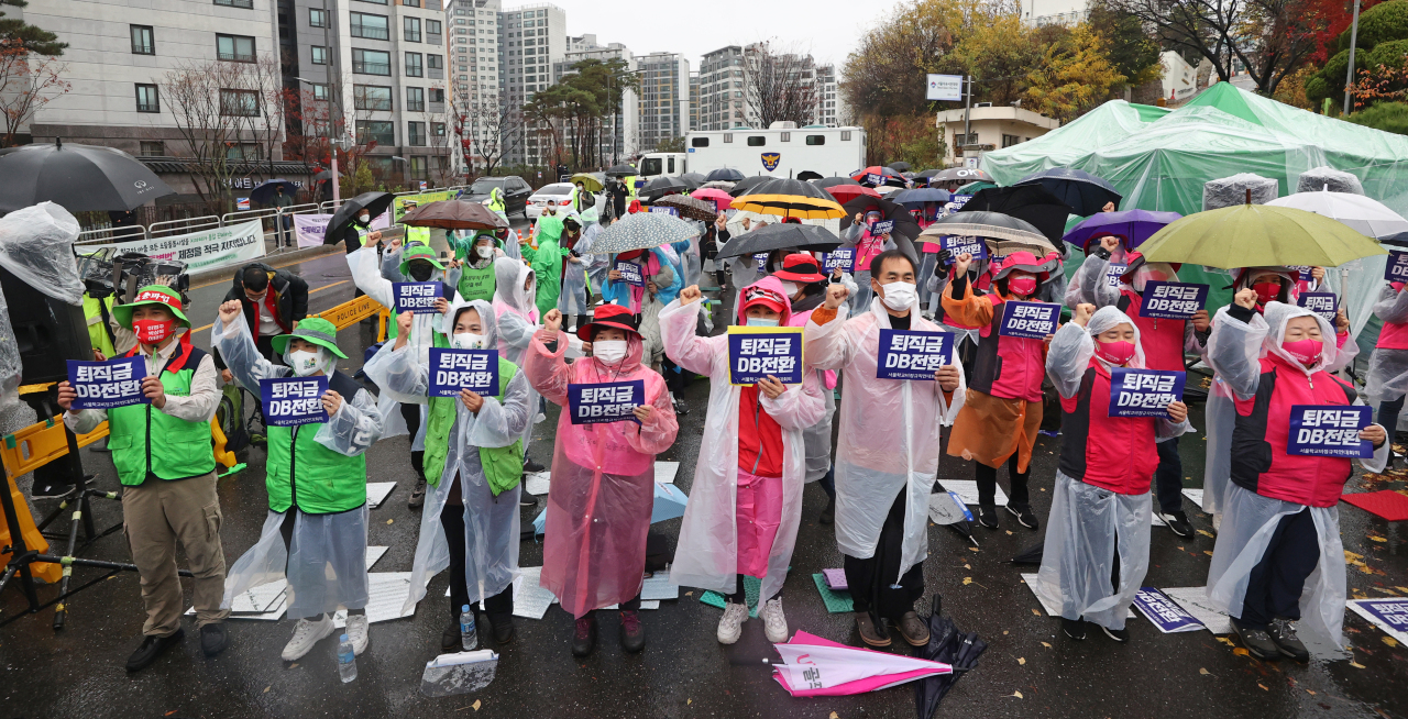 Seoul branch members of a coalition representing non-regular school workers stage a rally Thursday in front of the Seoul Metropolitan Office of Education in Jongno-gu, central Seoul. (Yonhap)
