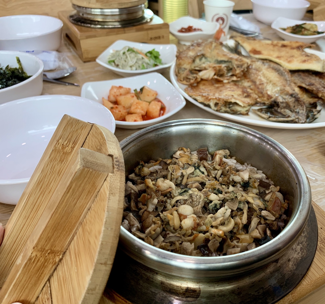 Cooked rice with mussels (Im Eun-byel/The Korea Herald)