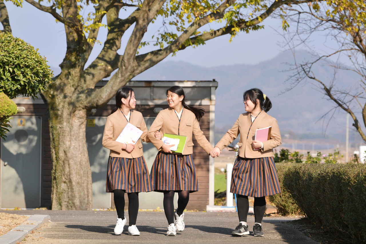 Female students at Jakcheon Middle School in South Jeolla Province wear hanbok-inspired uniform. (Ministry of Culture, Sports and Tourism)