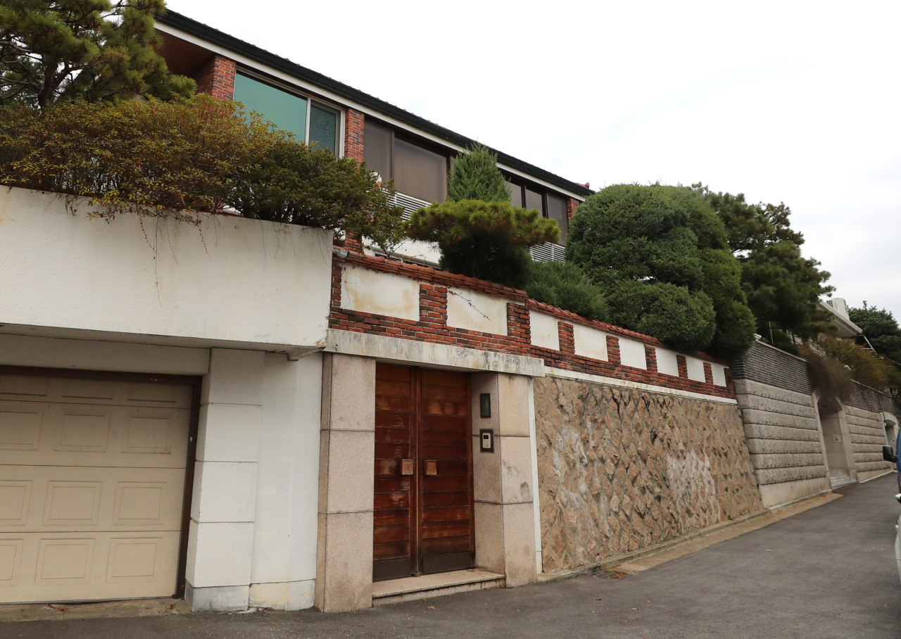Front view of former President Chun Doo-hwan's residence in Yeonhui-dong, western Seoul. (Yonhap)