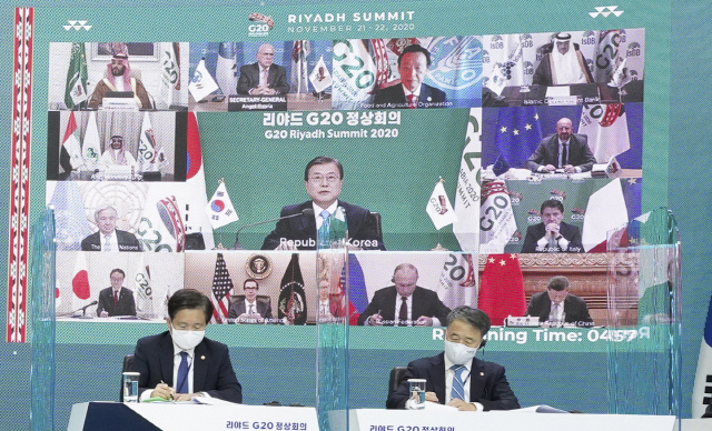 A screen (C) shows South Korean President Moon Jae-in delivering a speech during a virtual summit of the Group of 20 (G-20) leaders at Cheong Wa Dae on Saturday. (Yonhap)