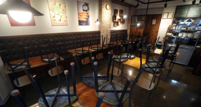 Chairs are stacked up at a cafe in Hadong County, South Gyeongsang Province, on Sunday, as part of the county's Level 2 social distancing scheme. (Yonhap)