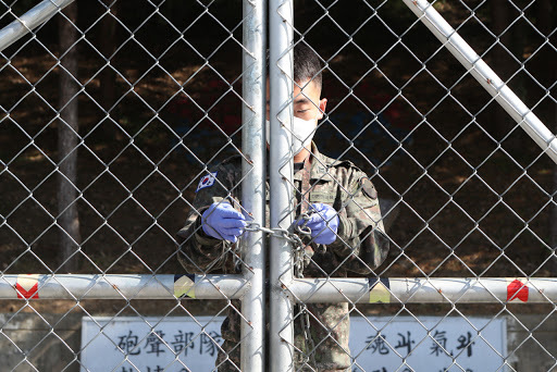 A soldier locks the front gate of a military unit in Pocheon, north of Seoul, on Oct. 5, as COVID-19 infections broke out there. (Yonhap)