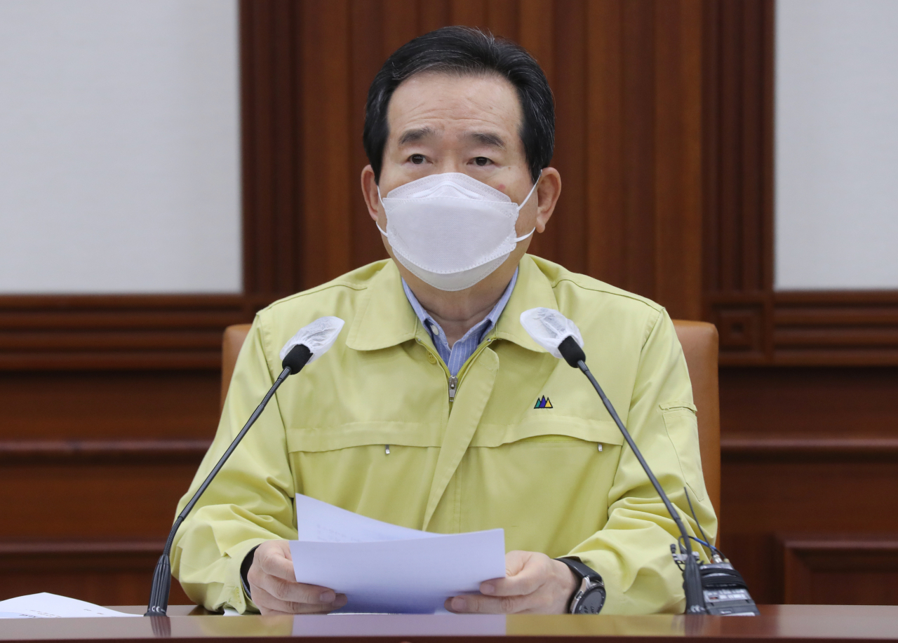 Prime Minister Chung Sye-kyun presiding over a meeting of the Central Disaster and Safety Countermeasures Headquarters at the government complex in Seoul on Sunday. (Yonhap)