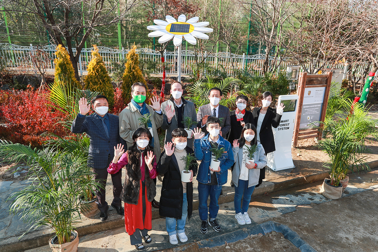 Porsche Korea CEO Holger Gerrmann (back row, center) and children pose at the opening ceremony of the first Porsche Dream Circle at Pangyo Elementary School in Seongnam, Gyeonggi Province, Tuesday. (Porsche Korea)