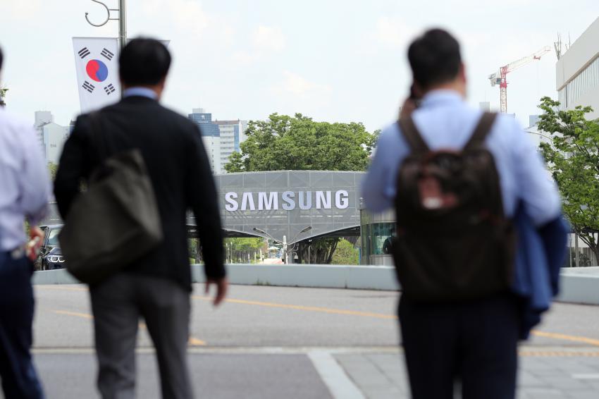 This photo taken on June 11, shows workers heading to Samsung Electronics Co.'s plant in Suwon, south of Seoul. (Yonhap)