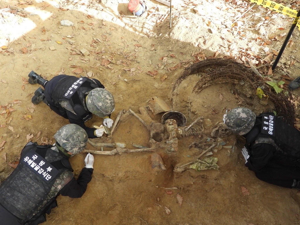 troops recover remains of Song Hae-kyung, a 1950-53 Korean War veteran, from Arrowhead Ridge inside the Demilitarized Zone (DMZ) separating the two Koreas in Cheorwon in October (Ministry of National Defense)