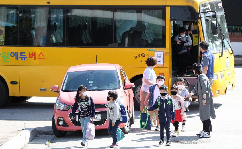 Children getting off a school bus. (Yonhap)