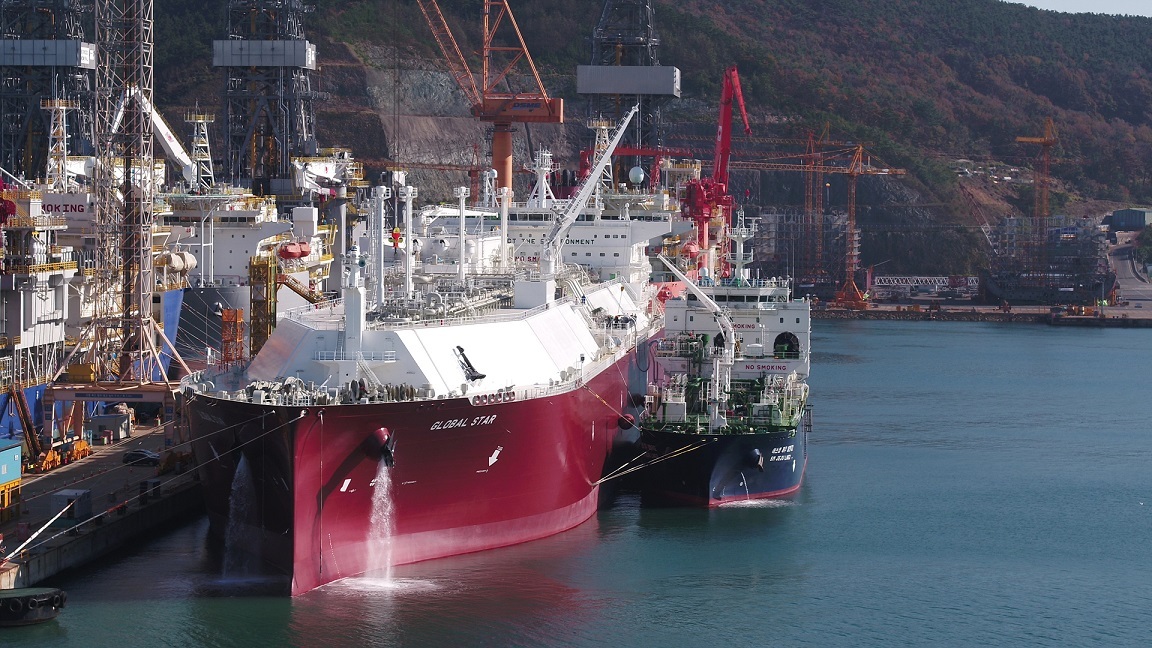 Kogas carrier SM Jeju LNG2 is connected to a hose with Daewoo Shipbuilding & Marine Engineering’s newly built liquefied natural gas vessel to conduct an LNG bunkering test at DSME’s Okpo Shipyard on the island of Geojedo, South Gyeongsang Province, off the southern coast on Tuesday. (Kogas)