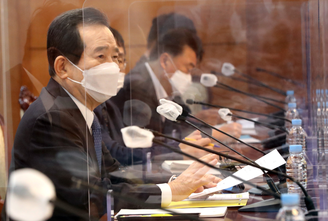 Prime Minister Chung Sye-kyun (second from L) presides over a meeting of the Central Disaster and Safety Countermeasure Headquarters at the government complex in Seoul on Friday. (Yonhap)