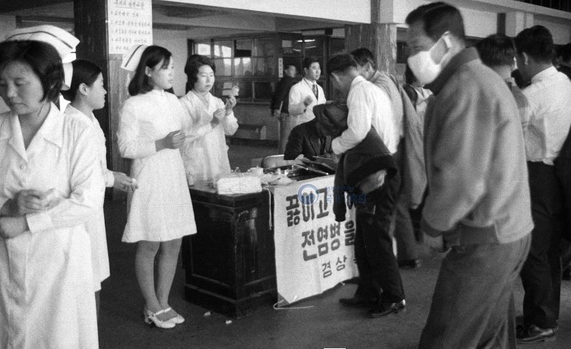 A medical staff member conducts anti-cholera injections in North Gyeongsang Province in 1972. Since 1962, policymakers had been demanding citizens’ active birth control in the wake of a record-breaking population growth between the mid-1950s and 1960s. (National Archives of Korea)