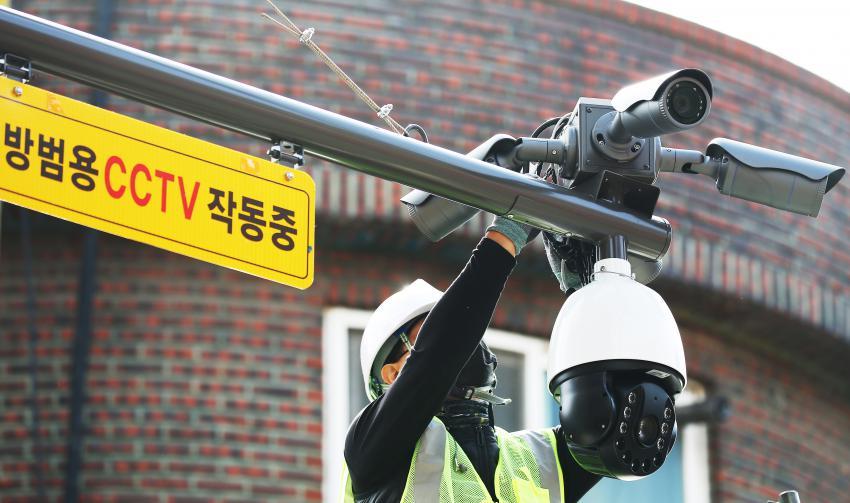 An official sets up a surveillance camera in a village in Ansan, Gyeonggi Province. (Yonhap)