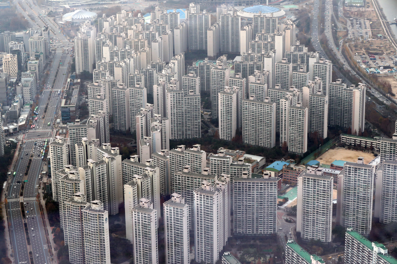 This file photo taken Nov. 25, shows apartment complexes in Songpa, eastern Seoul. (Yonhap)