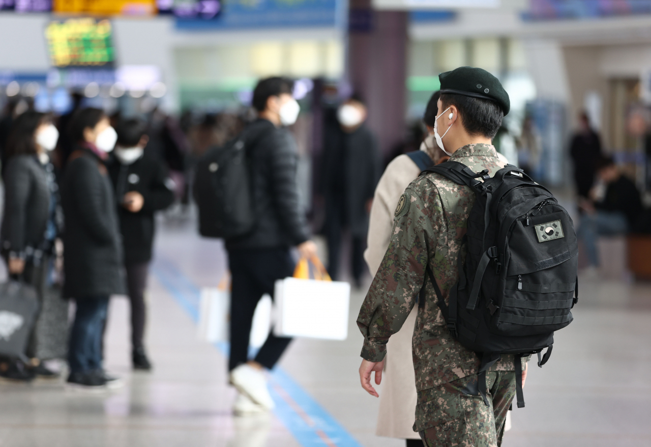 This photo, taken on Nov. 27, shows a soldier at Seoul Station in the capital city. (Yonhap)
