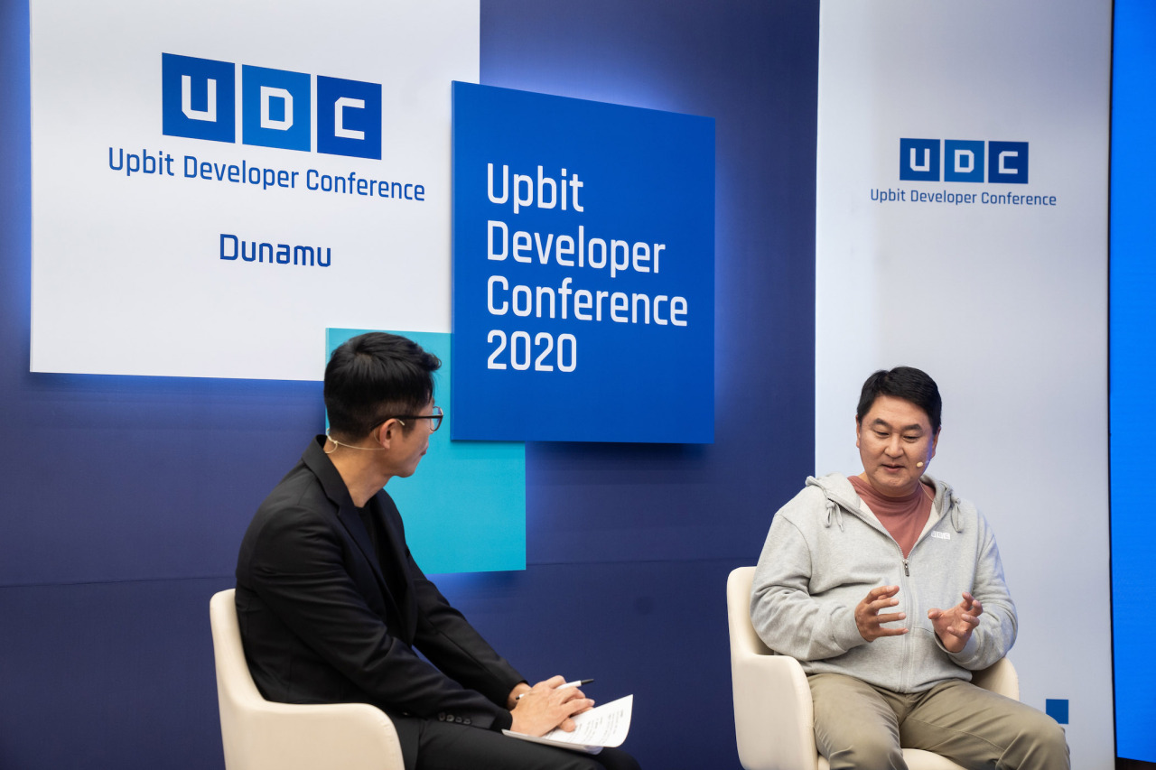 Lee Sir-goo (right), CEO of cryptocurrency exchange operator Dunamu, speaks at a talk session held to open the Upbit Developer Conference 2020 last week in Seoul and livestreamed via YouTube. (Dunamu)