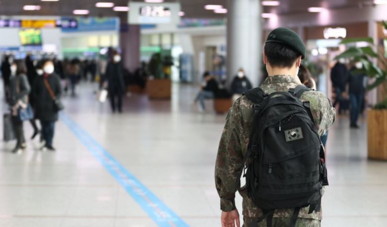 A soldier is seen at Seoul Station in the capital city on Nov. 27. (Yonhap)