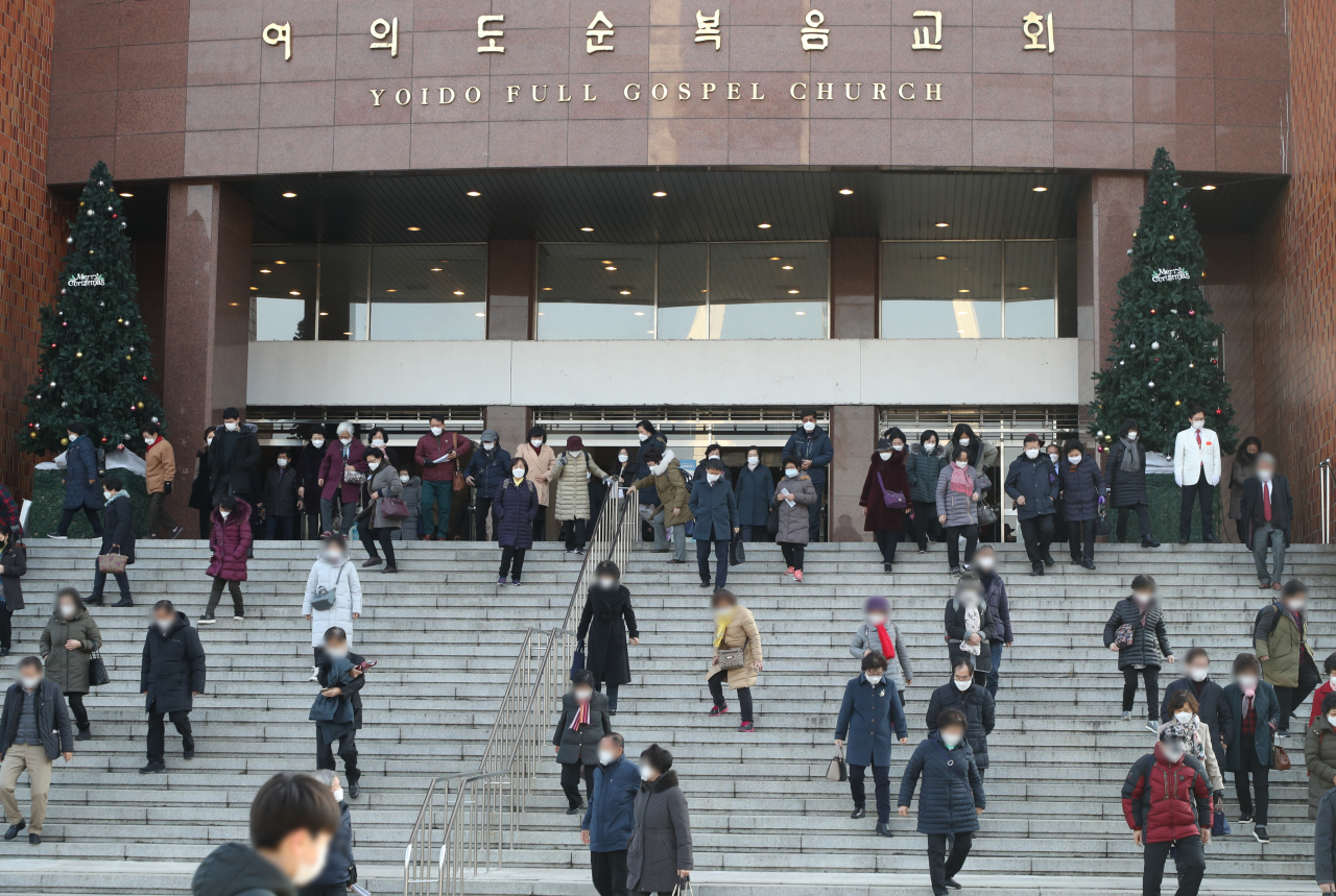 Worshipers leave Yoido Full Gospel Church in Yeouido, western Seoul on Sunday (Yonhap)