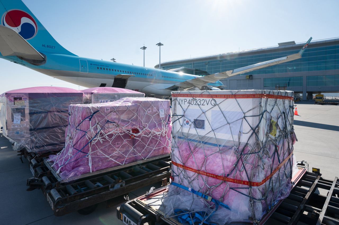 Packages containing COVID-19 vaccine raw materials are loaded on Korean Air’s KE925 flight from Incheon to Amsterdam on Tuesday. (Korean Air)