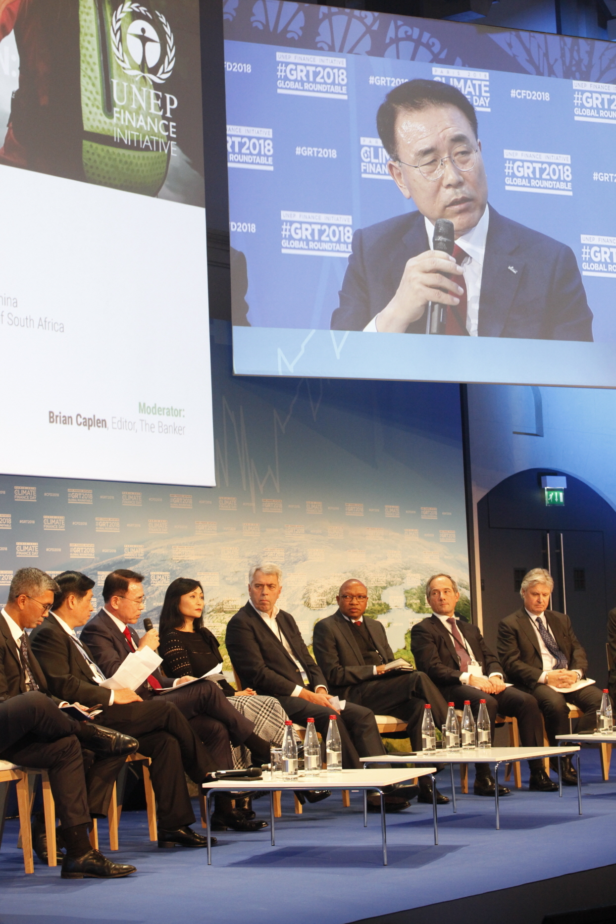 Shinhan Financial Group Chairman Cho Yong-byoung attends the United Nations Environment Program Finance Initiative roundtable held in November last year in Paris. At the occasion, Shinhan Financial took part in drafting and effectuating Principles for Responsible Banking, global guidelines for sustainable banking activities. (Shinhan Financial)