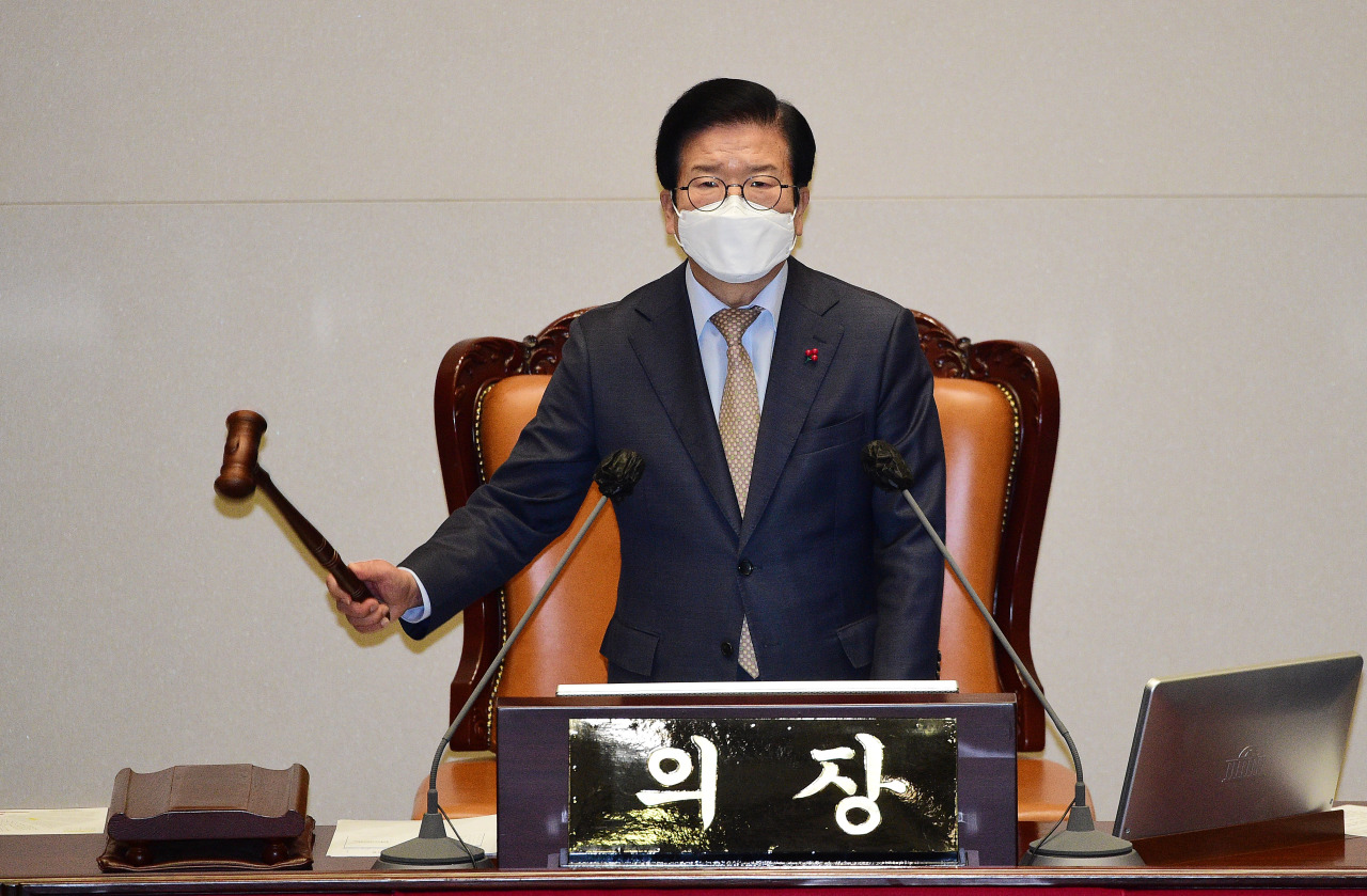 National Assembly Speaker Rep. Park Byeong-seug bangs the gavel during a plenary session on Thursay. (Yonhap)