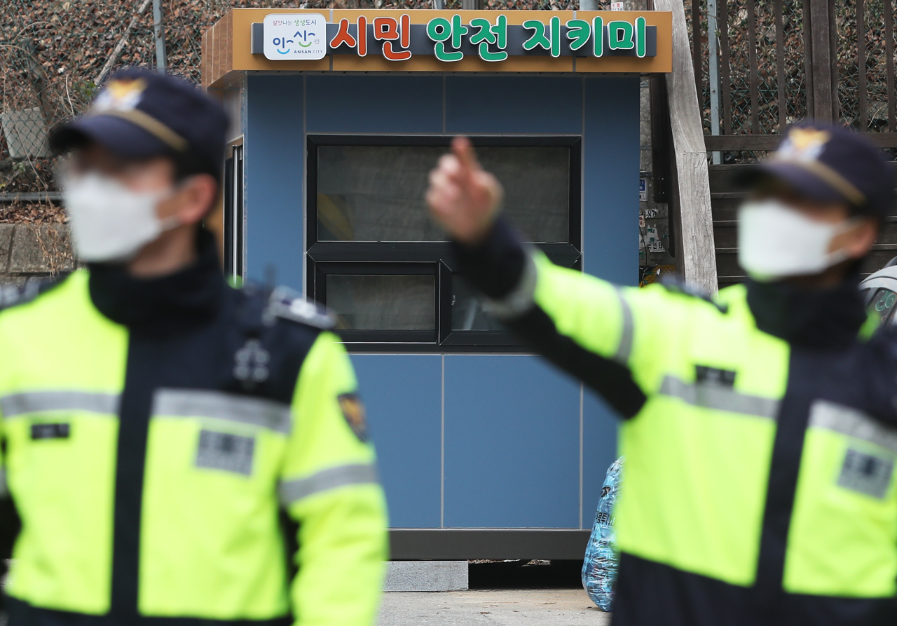 Police officers patrol near a security checkpoint in Ansan, Gyeonggi Province, on Thursday, just two days before the scheduled release of infamous child rapist Cho Doo-soon. (Yonhap)