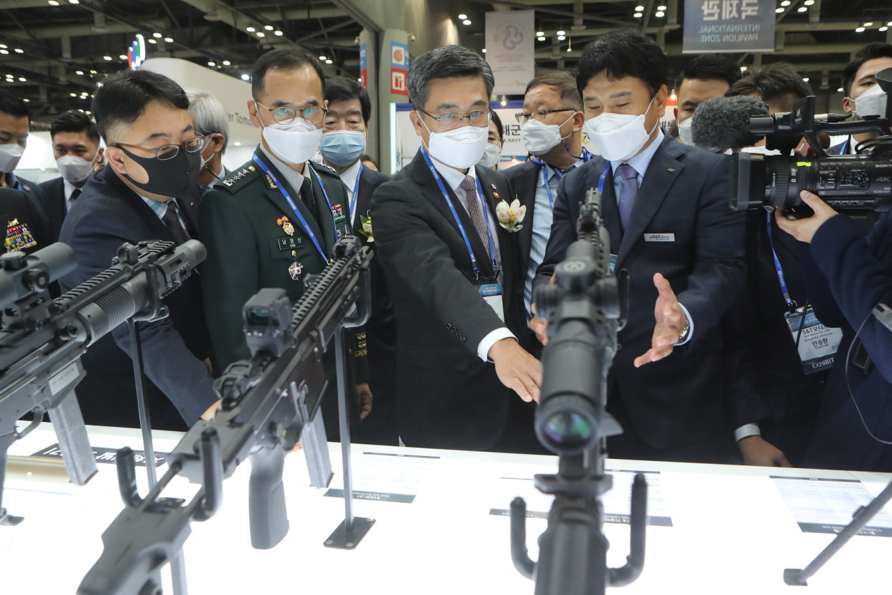 In this file photo, taken Nov. 18, 2020, Defense Minister Suh Wook (2nd from R) and Army Chief of Staff Gen. Nam Yeong-shin (2nd from L) look at weapons at the Defense and Security (DX) Korea 2020, an international defense industry fair, at an exhibition center in Ilsan, north of Seoul. (Yonhap)