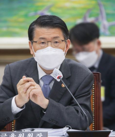 Financial Services Commission Chairman Eun Sung-soo at a plenary session of the national policy committee at the National Assembly in Seoul on Nov. 27. (Yonhap)