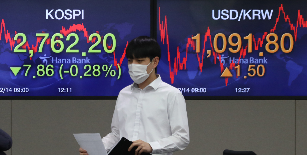 Electronic signboards at the trading room of Hana Bank in Seoul show the benchmark Kospi closed at 2,762.2 on Monday, down 7.86 points or 0.28 percent from the previous session's close. (Yonhap)