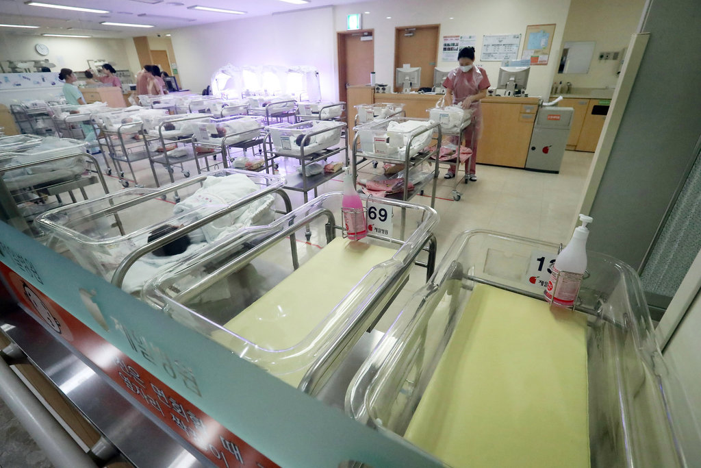 A relatively empty infant unit at a Seoul hospital. (Yonhap)