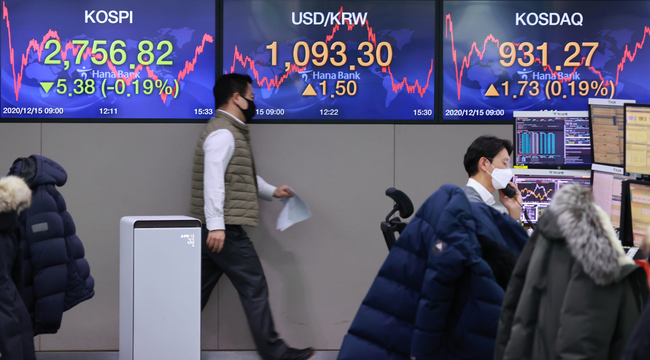 Electronic signboards at the trading room of Hana Bank in Seoul show the benchmark Kospi closed at 2,756.82 on Tuesday, down 5.38 points or 0.19 percent from the previous session's close. (Yonhap)