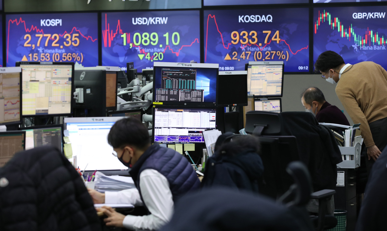 The benchmark Korea Composite Stock Price Index (Kospi) figures are displayed at a dealing room of a local bank in Seoul, Wednesday. (Yonhap)